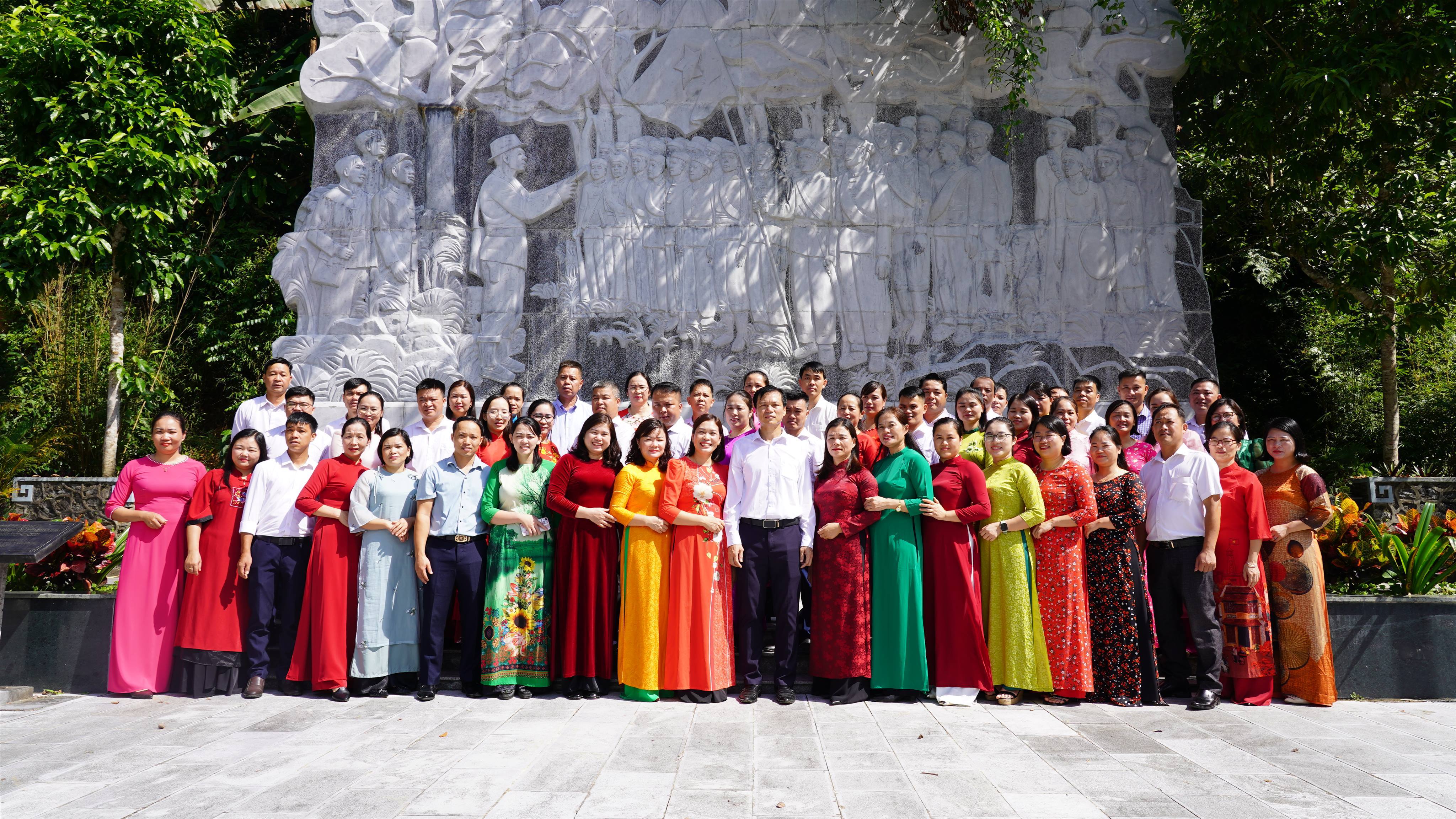 Chi bộ cơ quan Đảng ủy và Chi bộ UBND xã Nguyên Bình Sinh hoạt chuyên đề tại Khu di tích lịch sử Quốc gia đặc biệt Rừng Trần Hưng Đạo